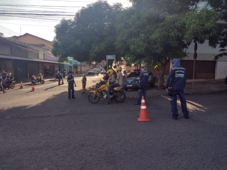 Foztrans faz operação de fiscalização à motocicletas na Vila Portes