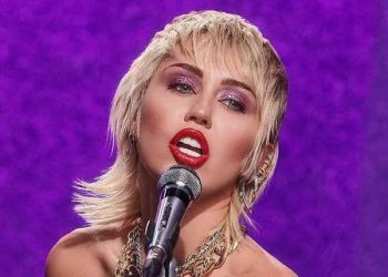 Avião com Miley Cyrus aterriza na fronteira