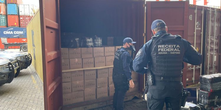 Traficantes aliciavam caminhoneiros para introduzir cocaína em cargas para o exterior