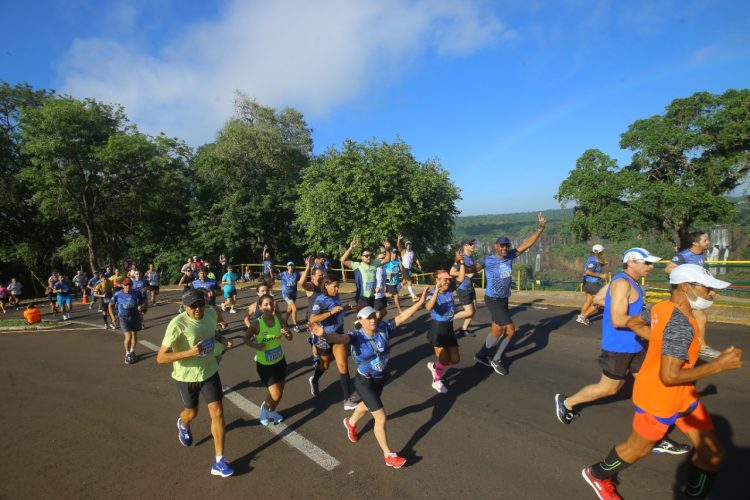 Mais de 4 mil corredores celebram esporte e natureza na Meia Maratona das Cataratas