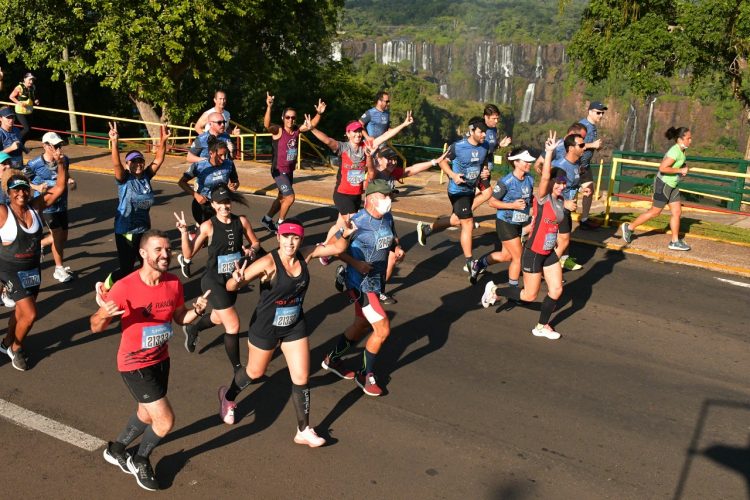 Mais de 4 mil corredores celebram esporte e natureza na Meia Maratona das Cataratas