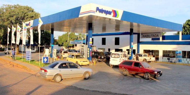 Paraguai limita venda de gasolina para estrangeiros em até 5 litros em postos estatais