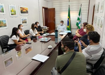 Profissionais da Educação querem que complemento repassado pela Prefeitura vire salário