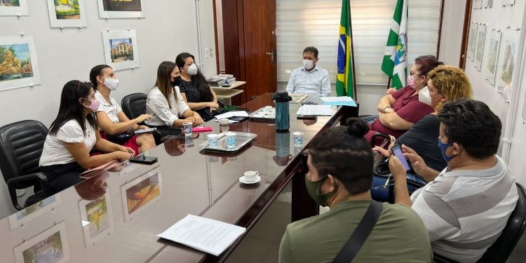 Profissionais da Educação querem que complemento repassado pela Prefeitura vire salário