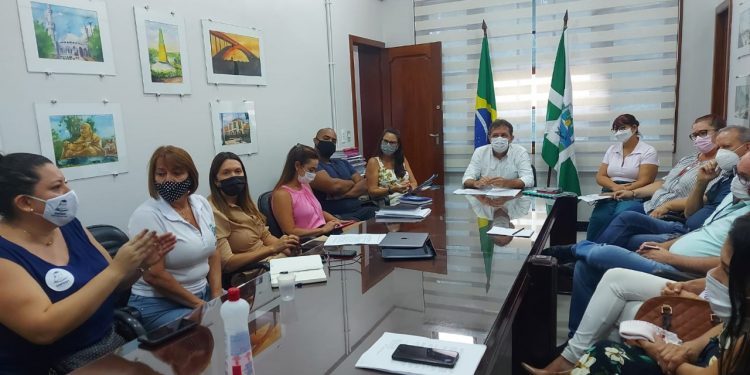 Prefeitura amplia pagamento das referências para professores e secretários de escola aposentados com paridade