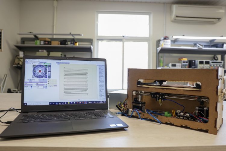 Impressora em braile é desenvolvida por estudantes do Sesi Internacional no LabMaker Iguaçu do PTI-BR