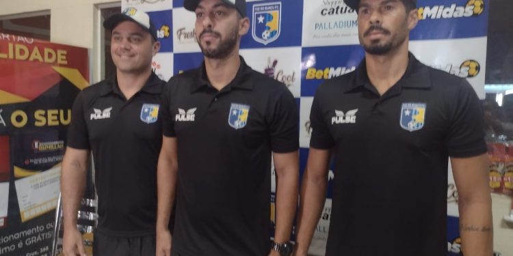 Charles Araújo é apresentado como novo técnico do Foz do Iguaçu FC