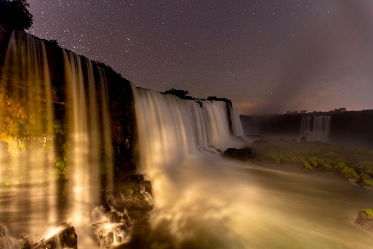 Cataratas do Iguaçu sob as estrelas na visão do fotógrafo Adriano Kirihara