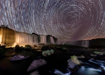 Cataratas do Iguaçu sob as estrelas na visão do fotógrafo Adriano Kirihara