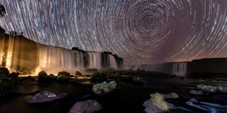 Cataratas do Iguaçu sob as estrelas na visão do fotógrafo Adriano Kirihara