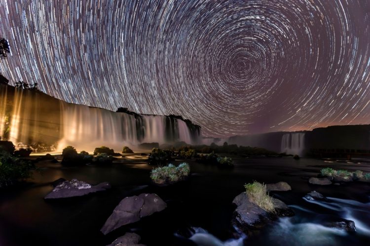 Cataratas do Iguaçu sob as estrelas na visão do fotógrafo Adriano Kirihara