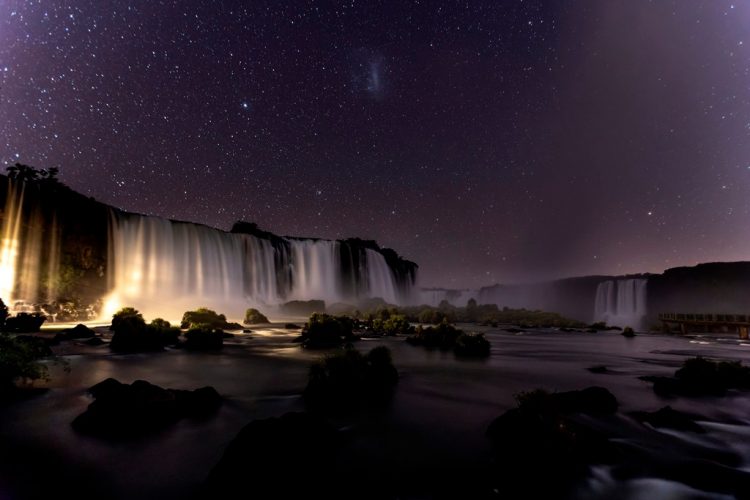 Cataratas do Iguaçu sob as estrelas na visão do fotógrafo Adriano Kirihara