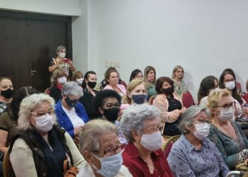 Educadores aposentados cobram reposição para evitar que salário seja consumido pela inflação