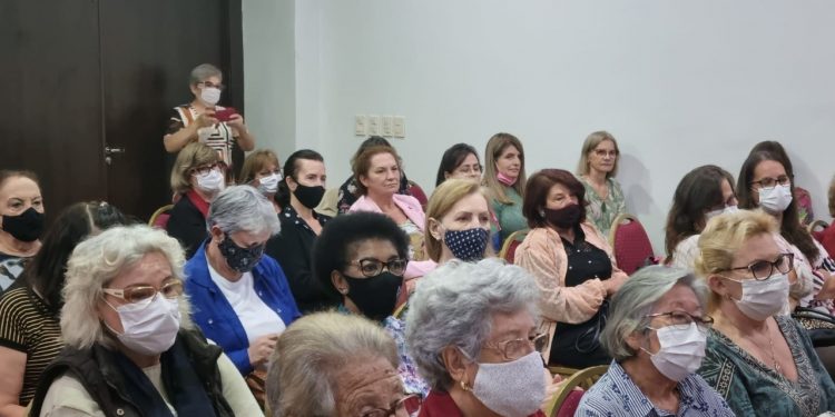 Educadores aposentados cobram reposição para evitar que salário seja consumido pela inflação
