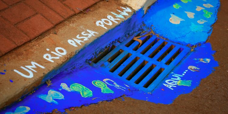 Campanha de pintura de bueiros mobiliza mais de 500 alunos na primeira semana