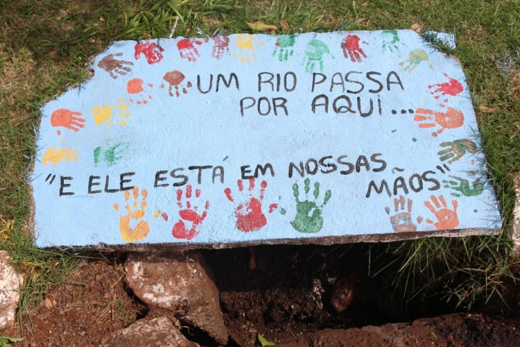 Campanha de pintura de bueiros mobiliza mais de 500 alunos na primeira semana