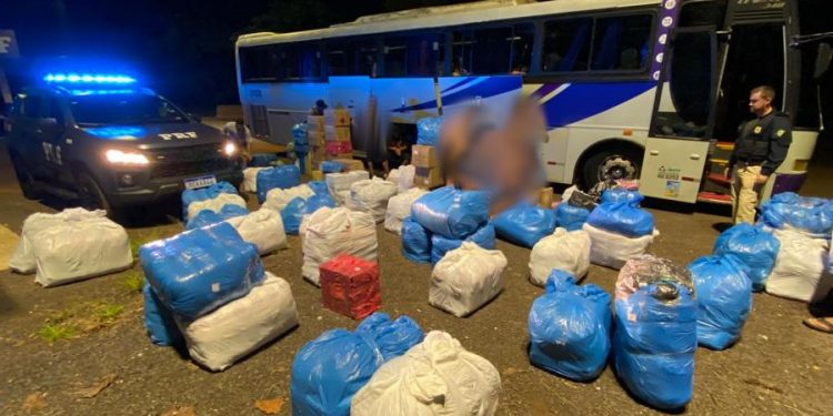 PRF apreende mais de meia tonelada de maconha, eletrônicos, pneus e cigarros em operação na fronteira