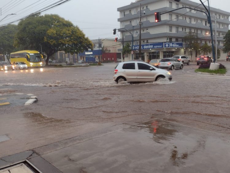 Chuva com acumulado de 100 mm alaga ruas em Foz do Iguaçu