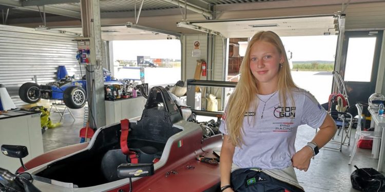 Aos 15 anos, única garota na F4 brasileira mira carreira nas pistas