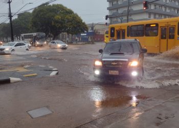 Chuva com acumulado de 100 mm alaga ruas em Foz do Iguaçu