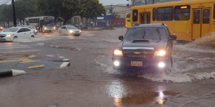 Chuva com acumulado de 100 mm alaga ruas em Foz do Iguaçu