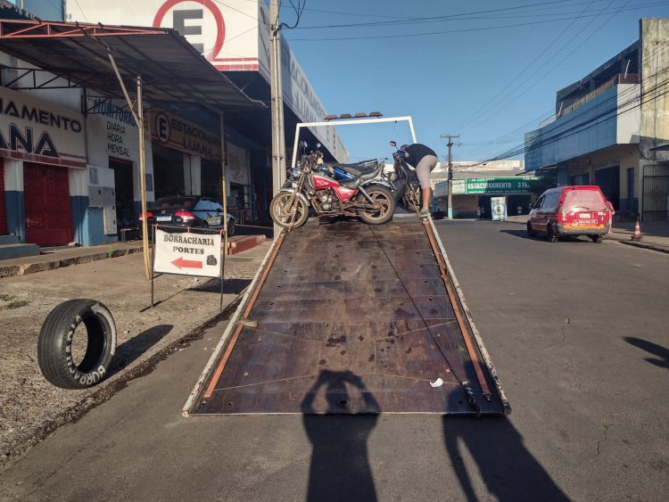 Foztrans faz operação de fiscalização à motocicletas na Vila Portes