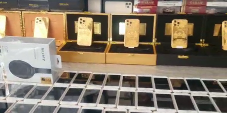 Receita Federal apreende celulares banhados a ouro em Foz do Iguaçu