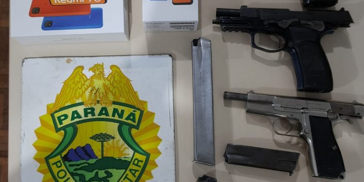 Mulher é presa com armas amarradas às pernas em ônibus de Foz à São Paulo