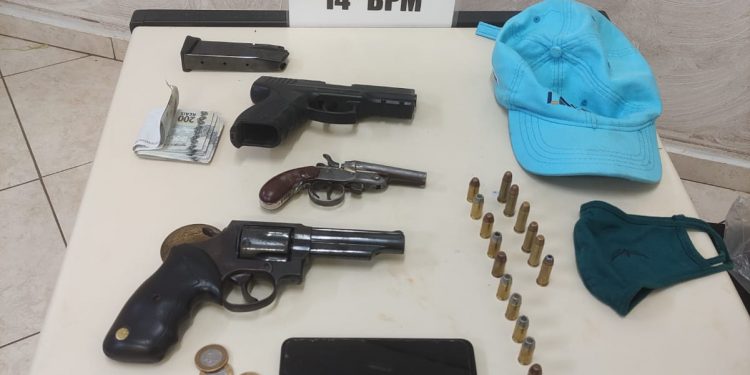 PM prende trio suspeito de roubar arma de policial civil