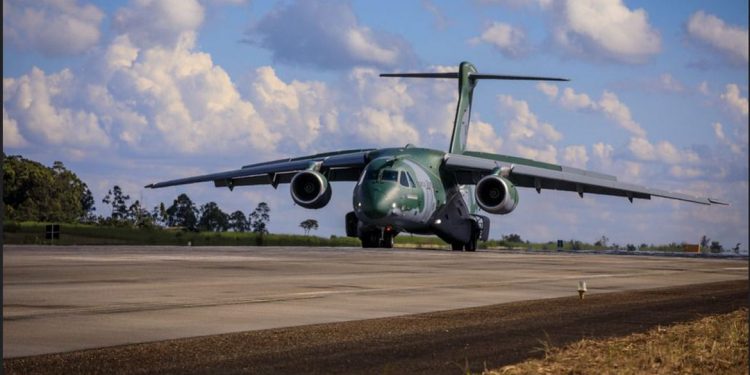 Avião da FAB parte na segunda para resgatar brasileiros na Polônia