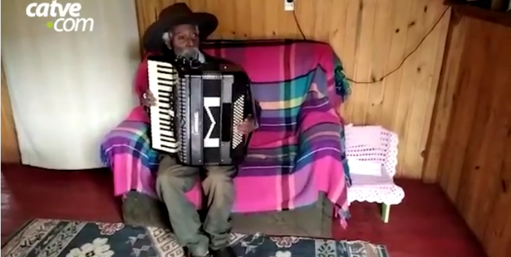Na flor da idade: paranaense de 120 anos ainda toca sanfona