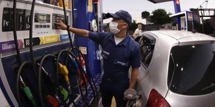 Paraguai baixa preço de combustíveis em postos de estatal