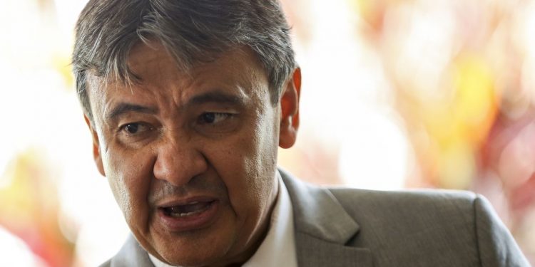 Fórum de Governadores prorroga congelamento do ICMS sobre gasolina