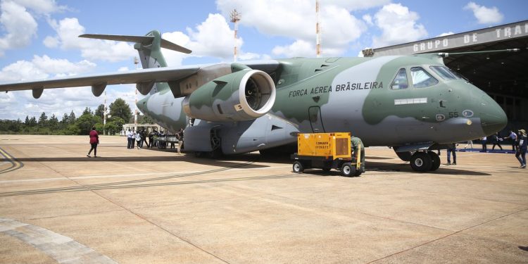 Avião da FAB pousa na Polônia para repatriar brasileiros