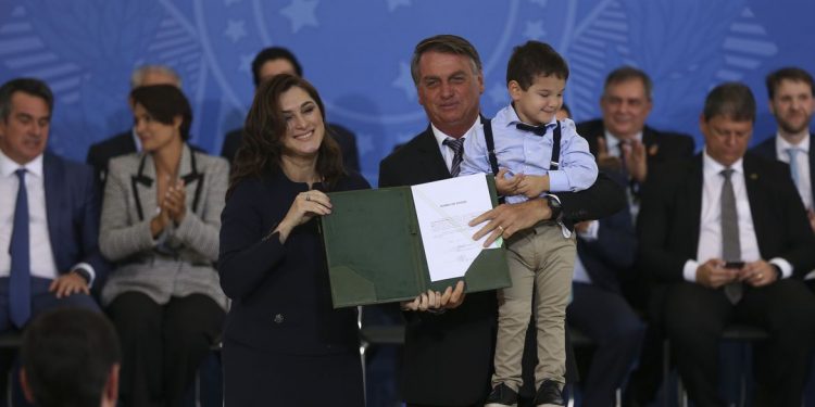 Novos ministros tomam posse no Palácio do Planalto