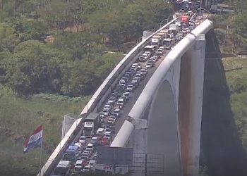 Transportadores paraguaios fecham a Ponte da Amizade em protesto contra aumento dos combustíveis