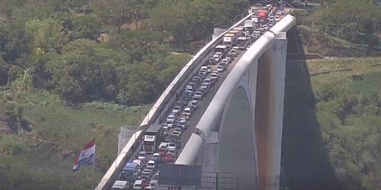 Transportadores paraguaios fecham a Ponte da Amizade em protesto contra aumento dos combustíveis
