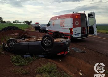 Condutora perde controle de veículo e capota na PR-497