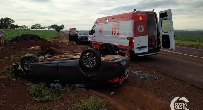 Condutora perde controle de veículo e capota na PR-497