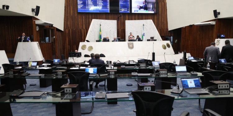 Deputados aprovam em 1º turno reajuste salarial das polícias do Paraná