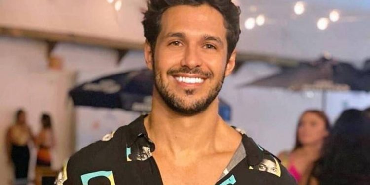 Rodrigo estava em um carro que se chocou com um caminhão na madrugada de quinta (31) (Foto: Globo/Reprodução)