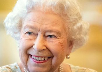 Folha de São Paulo noticia morte da rainha Elizabeth II por engano