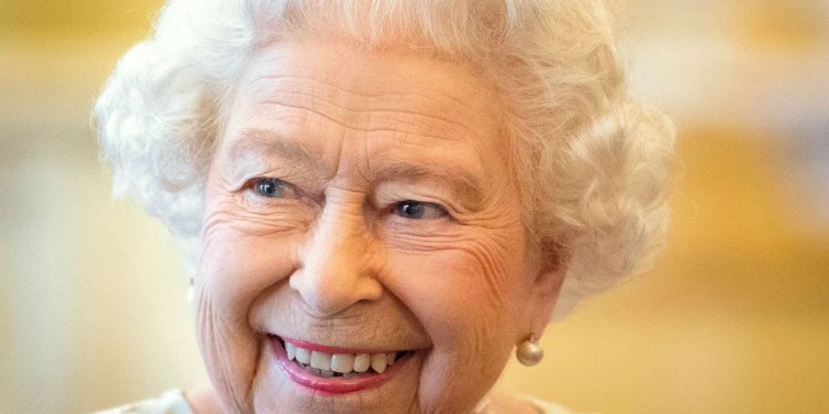 Folha de São Paulo noticia morte da rainha Elizabeth II por engano