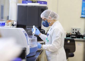 Número de casos de Covid-19 cai 82% entre fevereiro e março no Paraná