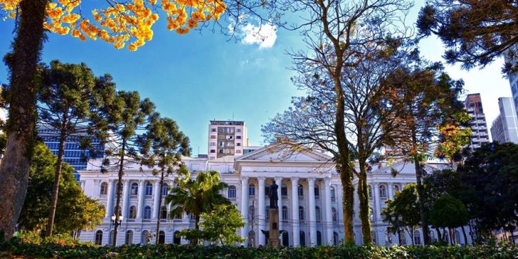 UFPR abre concurso com vagas para nível técnico e superior