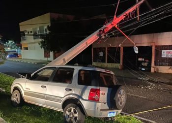 Família fica ferida após carro bater em poste da Avenida Jules Rimet