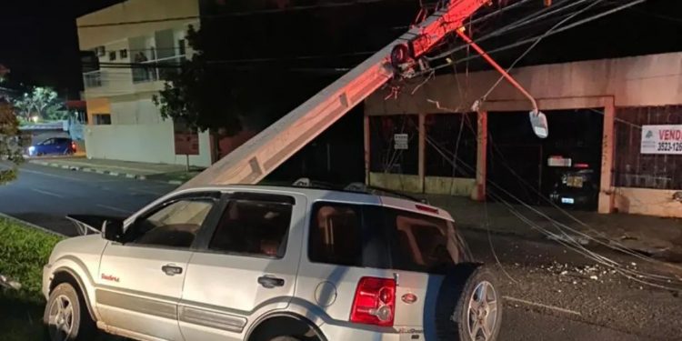 Família fica ferida após carro bater em poste da Avenida Jules Rimet