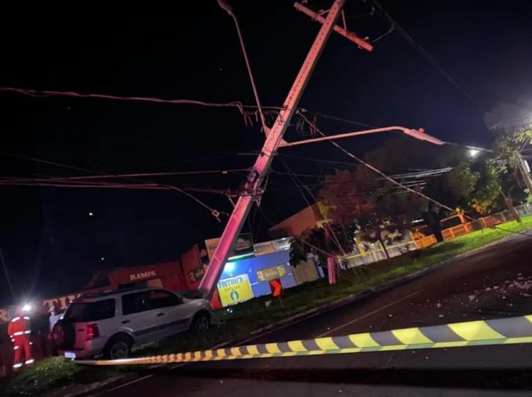 Família fica ferida após carro bater em poste da Avenida Jules Rimet
