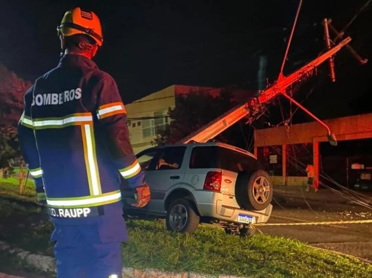 Família fica ferida após carro bater em poste da Avenida Jules Rimet