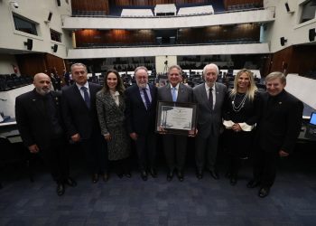 Diretor da Itaipu Binacional do lado brasileiro, Anatalício Risden é homenageado na Alep